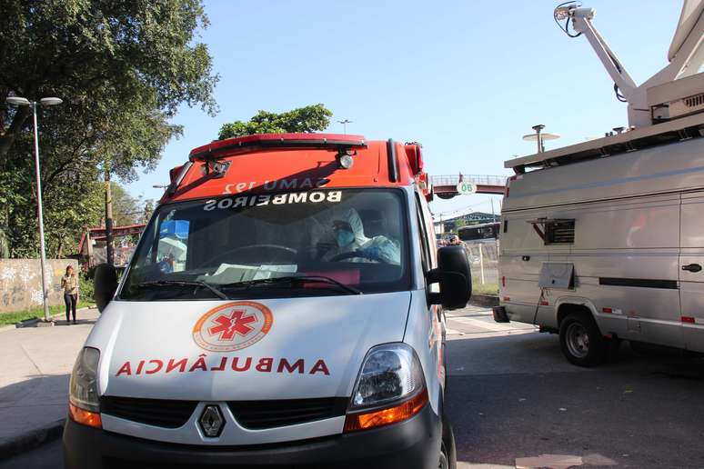 <p>Ambulância com missionário de 47 anos, que veio da Guiné para o Paraná no dia 17 de setembro, chegando ao Instituto Nacional de Infectologia Evandro Chagas (Fiocruz), no Rio de Janeiro (RJ), na manhã de sexta-feira</p>