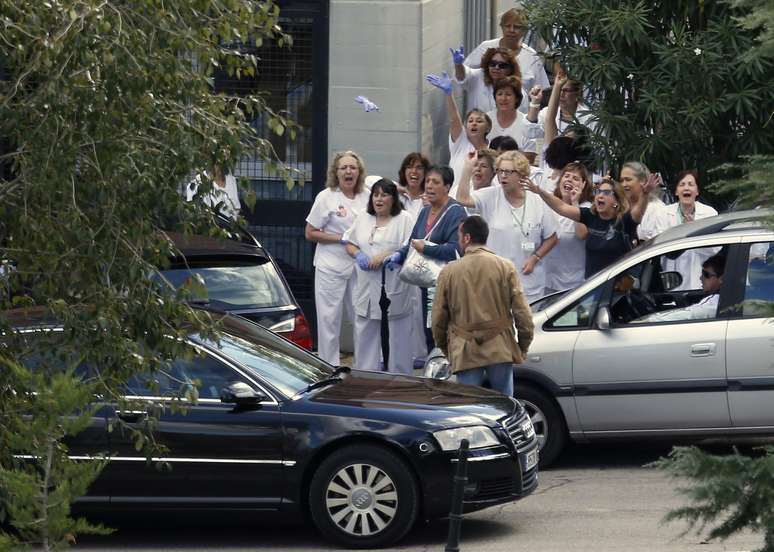 <p>Os agentes de sa&uacute;de jogaram luvas cir&uacute;rgicas contra o&nbsp;carro do primeiro-ministro, Mariano Rajoy</p>