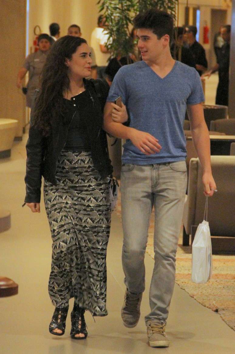 Livian Aragão e Nicolas Prattes passeiam em shopping