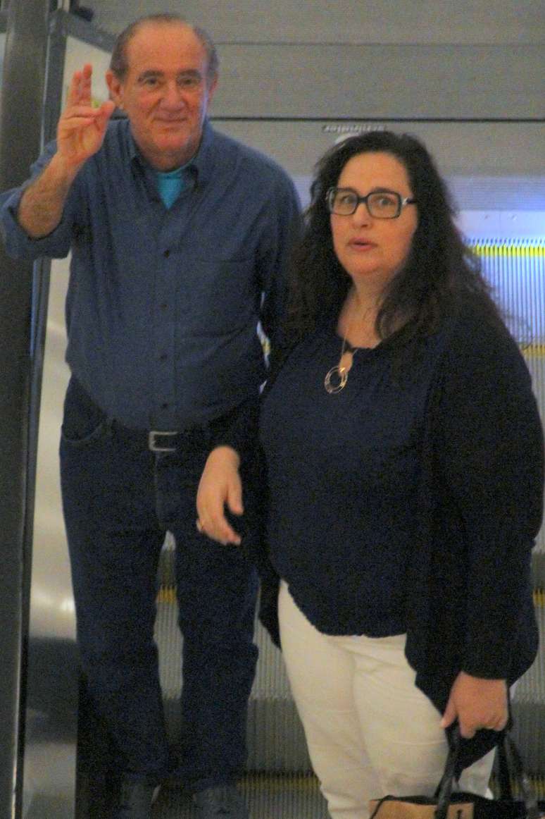 Livian Aragão e Nicolas Prattes passeiam em shopping