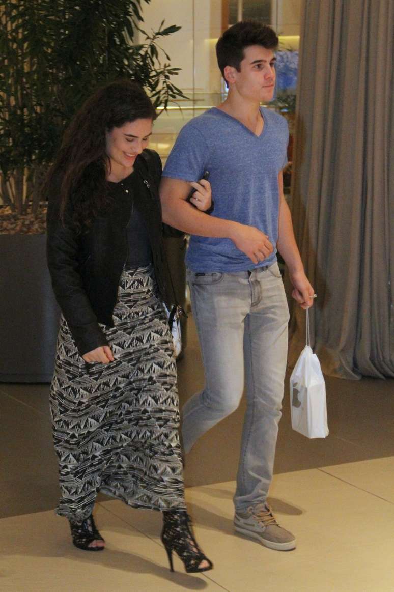Livian Aragão e Nicolas Prattes passeiam em shopping