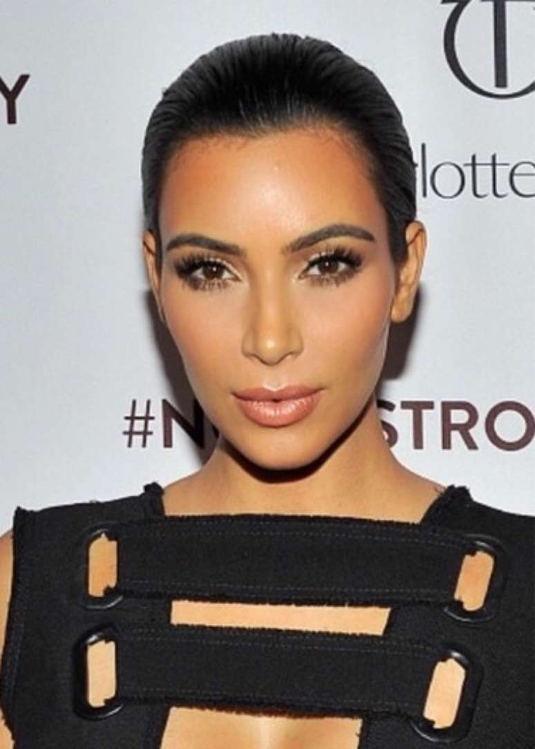 Kim Kardashian investe em sleek hair para lançamento de maquiagem 