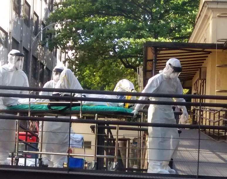 <p>Um homem suspeito de estar infectado com Ebola chega ao Instituto Evandor Chagas Nacional de Doenças Infecciosas no Rio de Janeiro, em 10 de outubro</p>