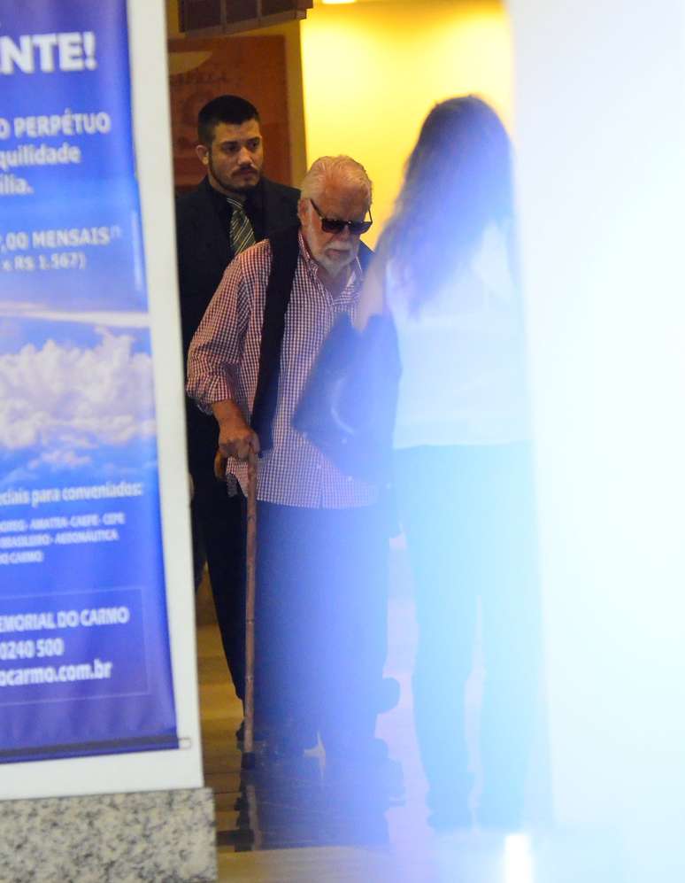 <p>Manoel Carlos chega ao vel&oacute;rio de seu filho, Pedro Almeida, no Rio de Janeiro. O vel&oacute;rio e crema&ccedil;&atilde;o ser&atilde;o realizados no&nbsp;Memorial do Carmo, no Rio.&nbsp;O jovem de 22 anos foi encontrado morto no &uacute;ltimo s&aacute;bado (4), em seu apartamento em Nova York, supostamente v&iacute;tima de mal s&uacute;bito.</p>