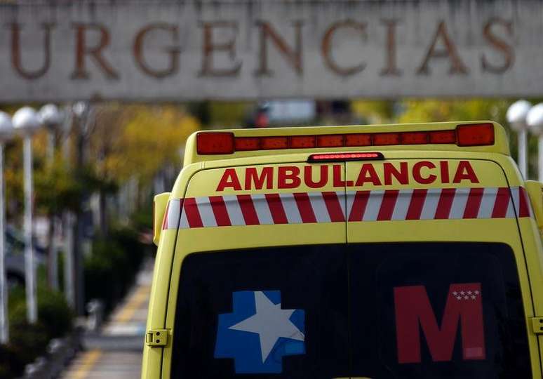 Ambulância ao entrar na emergência do hospital Alcorcon, nos arredores de Madri. 9/10/2014.