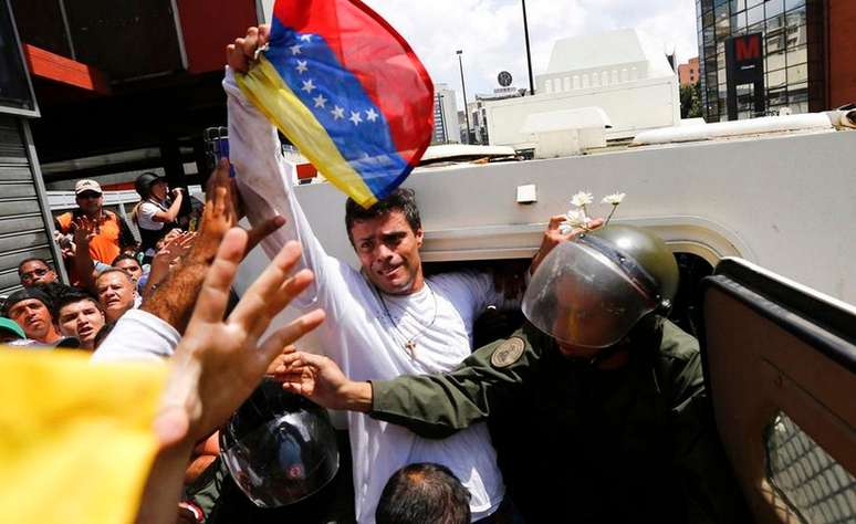 <p>López é acusado de instigação pública, formação de quadrilha, danos à propriedade e incêndio pelos protestos que aconteceram em 12 de fevereiro</p>