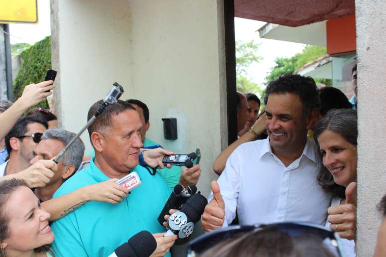 <p>Ap&oacute;s o ato p&uacute;blico, A&eacute;cio seguiu com o prefeito do Recife e com os governadores atual e eleito do Estado para a casa da vi&uacute;va de Campos, Renata</p>