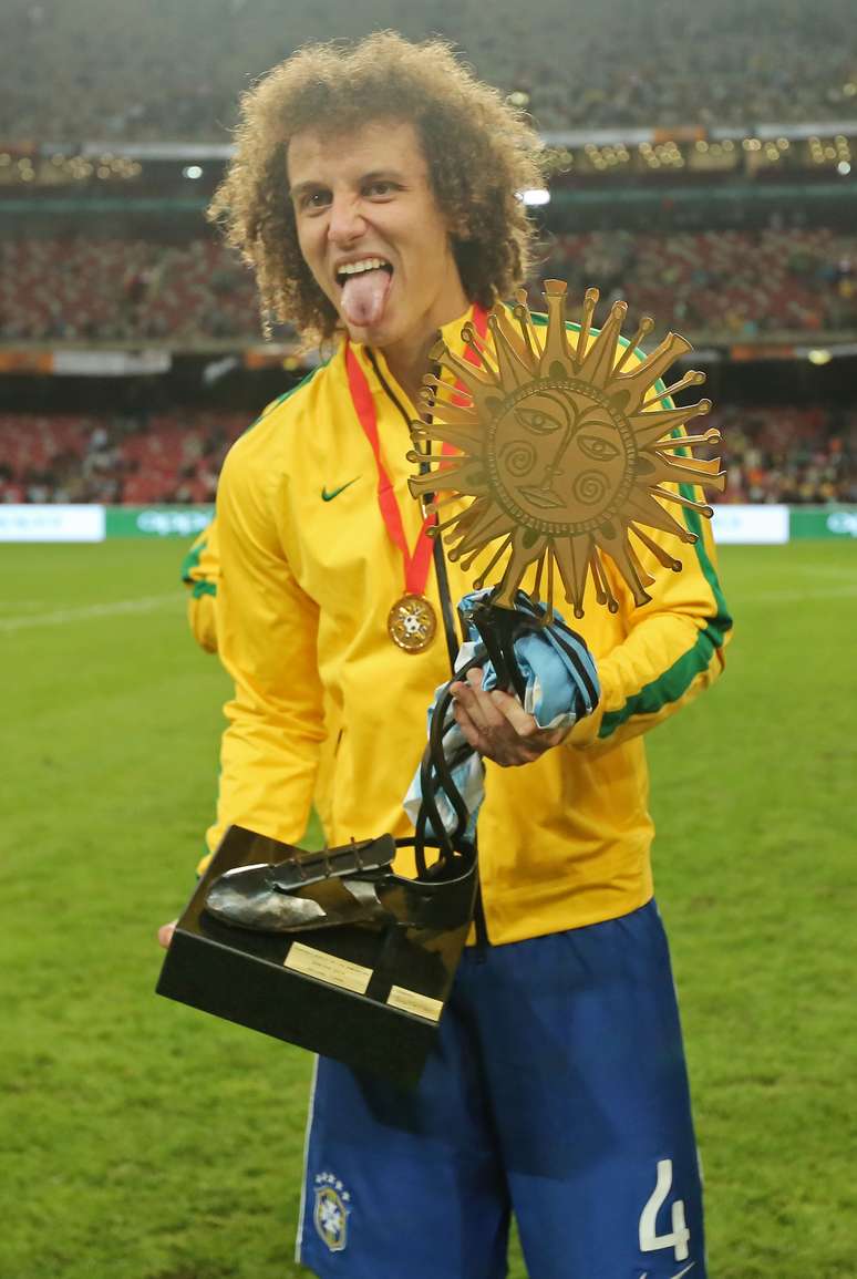 <p>David Luiz com trofeu do Superclássico das Américas</p>
