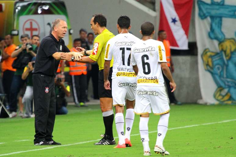 Mano Menezes manteve a sina do Corinthians de ganhar dos líderes e perder para os ameaçados