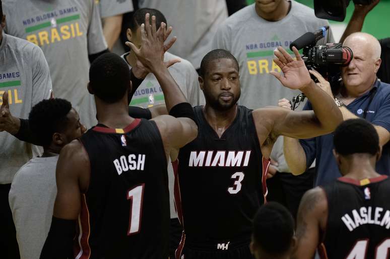 Wade festeja ponto com Miami