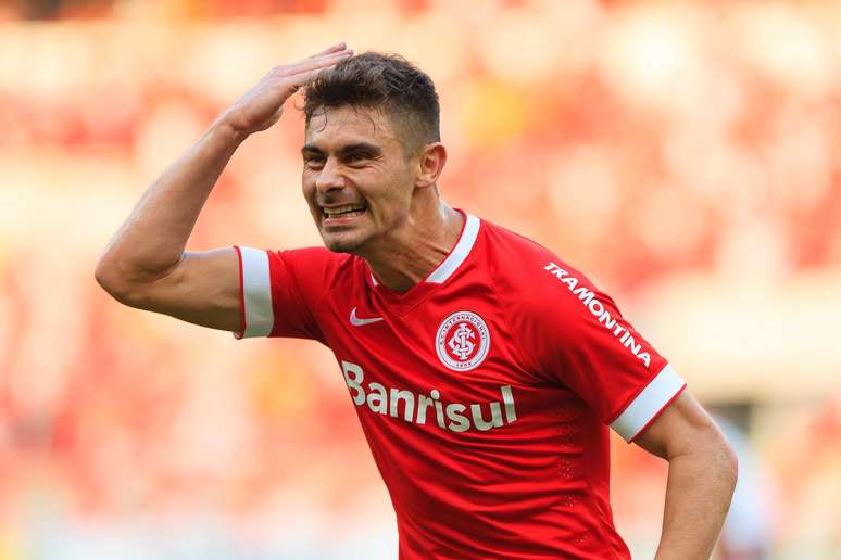 Alex comemora o belo gol que abriu o placar para o Inter