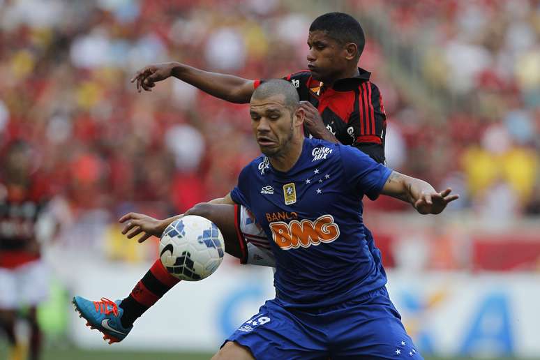 Nilton protagonizou lance bizarro ao cabecear uma bola para fora e sair comemorando um gol