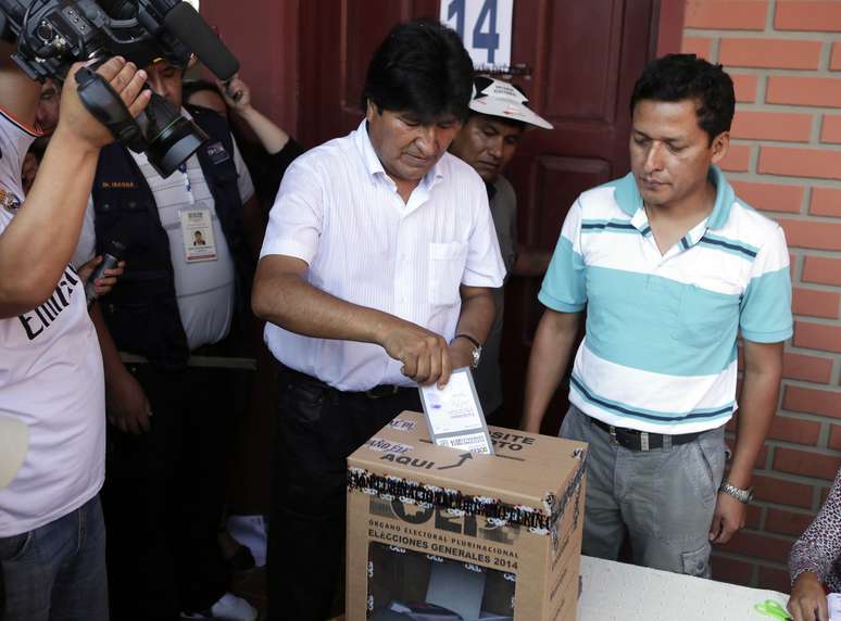 <p>O atual presidente, Evo Morales, tenta chegar a seu terceiro mandato consecutivo e, de acordo com as pesquisas divulgadas, tem quase 60% das intenções de voto. Na foto, ele realiza o seu voto.</p>