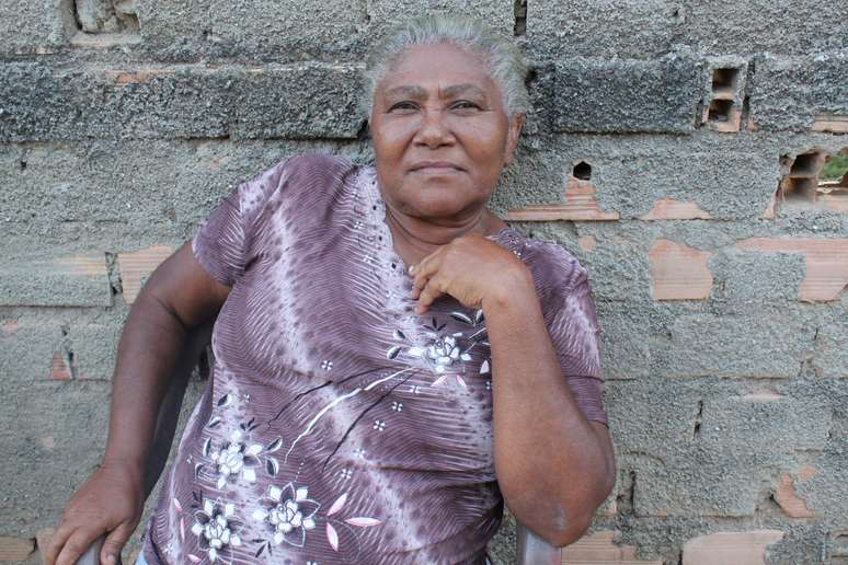 Dona Azanildes, 60 anos, lava roupas, é viúva e tem dez filhos