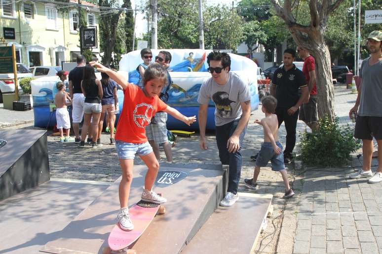 <p>Vocalista do Jota Quest, Rogério Flausino ajudou a filha em cima do skate em uma pista de São Paulo</p>
