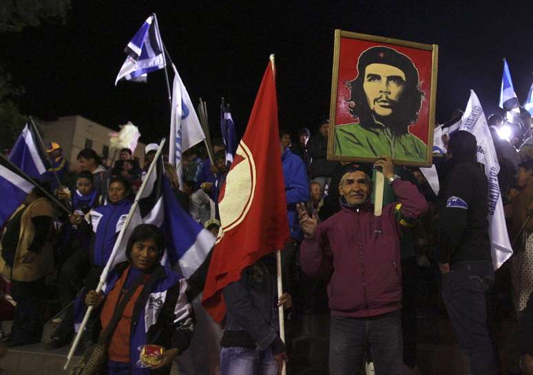 Eleitores bolivianos comemoram vitória de Morales neste domingo 
