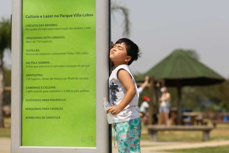 Menino tenta se refrescar no Parque Villa-Lobos, na zona oeste