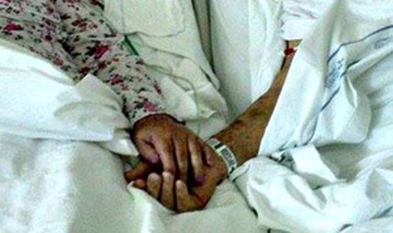 <p>Uma senhora que fazia quimioterapia morreu 40 minutos depois que seu marido, que sofria de leucemia, não resistiu à doença. Eles morreram de mãos dadas</p>