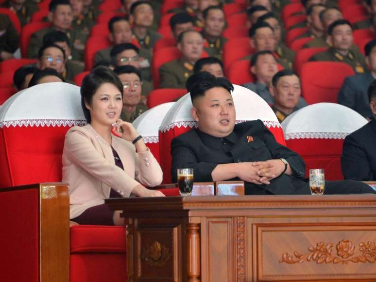 Kim Jong-un, em imagem de arquivo, assiste a uma peça com a mulher; ele está "sumido" há mais de um mês