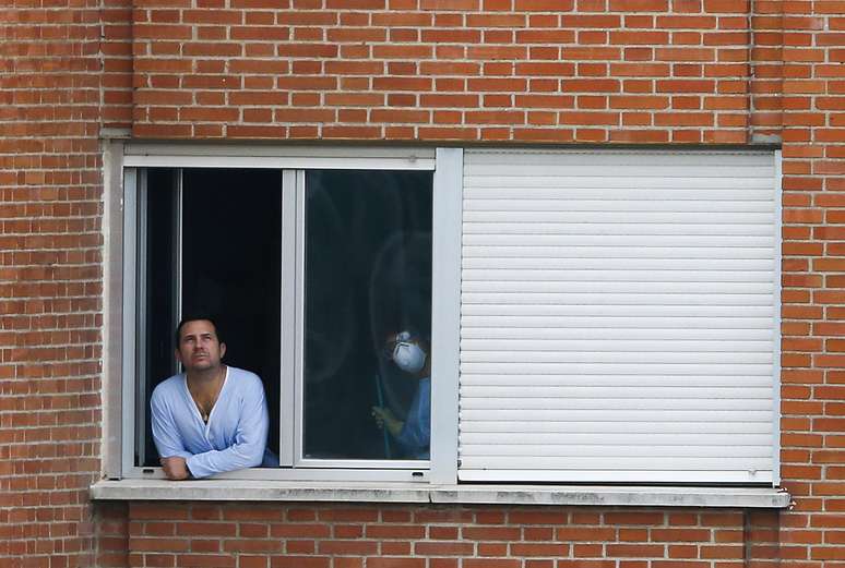 Marido da enfermeira espanhola com ebola aparece em janela do Hospital Carlos III, em Madri