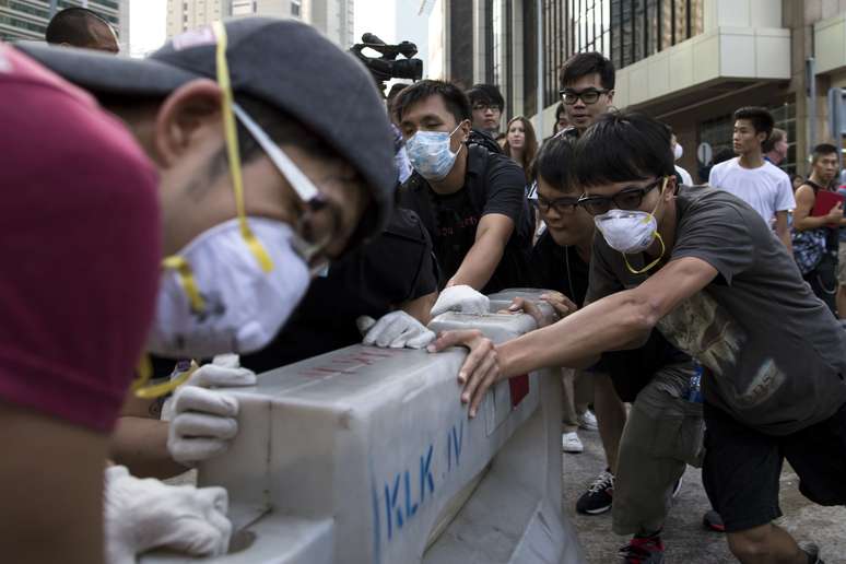 As barricadas criadas pelos manifestantes nas ruas de Hong Kong começaram a ser retiradas nesta segunda-feira