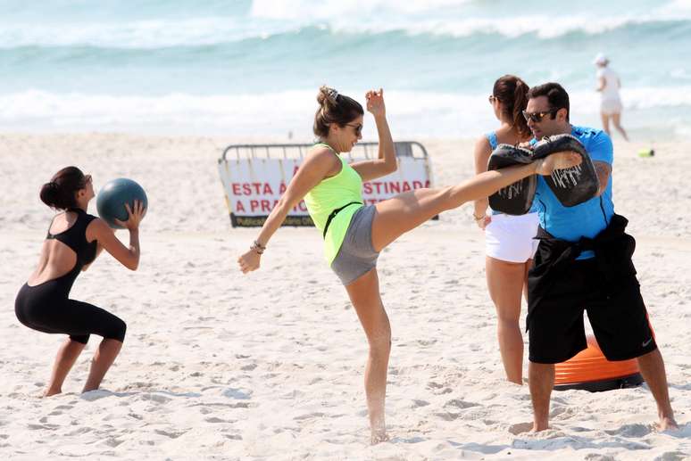 Grazi e Ana Lima fazem treino funcional na praia