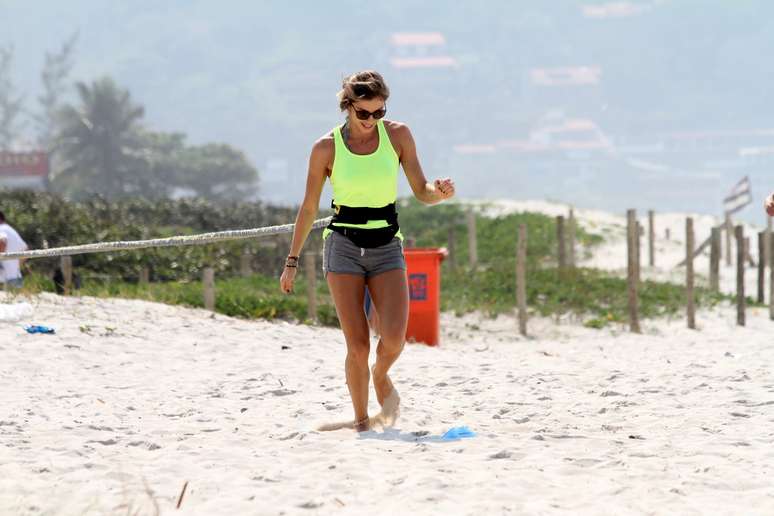 Grazi e Ana Lima fazem treino funcional na praia