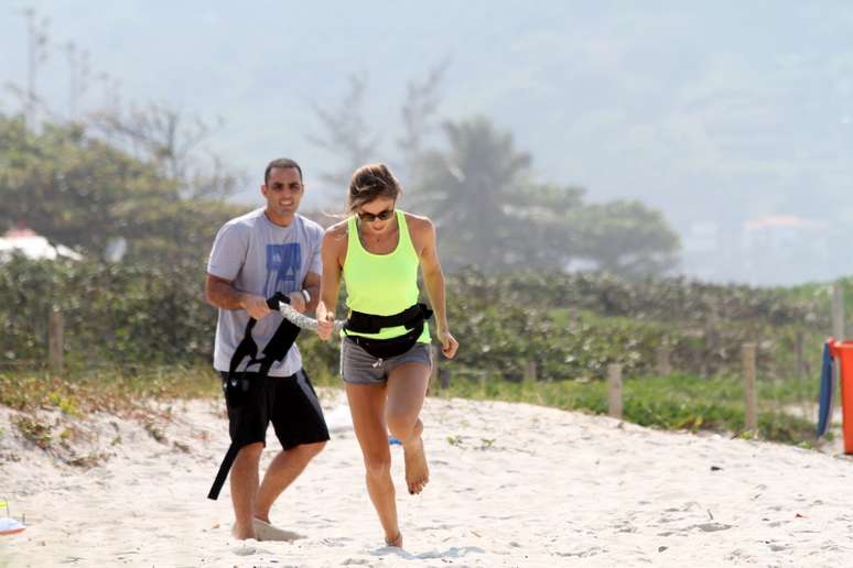 Grazi e Ana Lima fazem treino funcional na praia