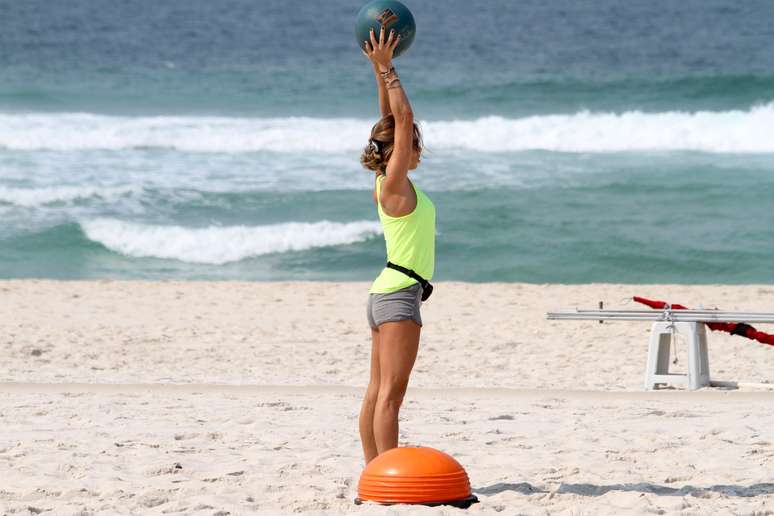 Grazi e Ana Lima fazem treino funcional na praia