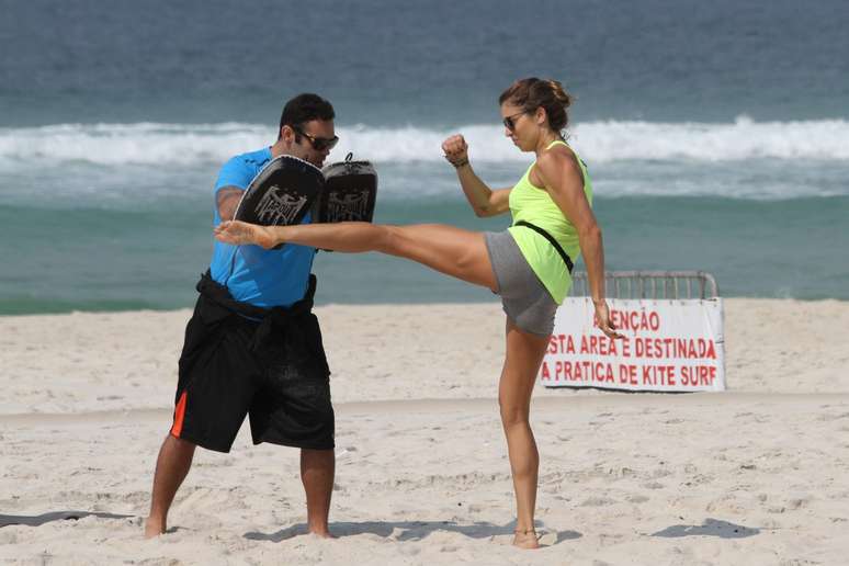 Grazi e Ana Lima fazem treino funcional na praia