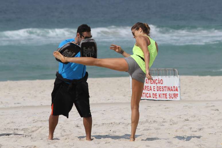 Grazi e Ana Lima fazem treino funcional na praia