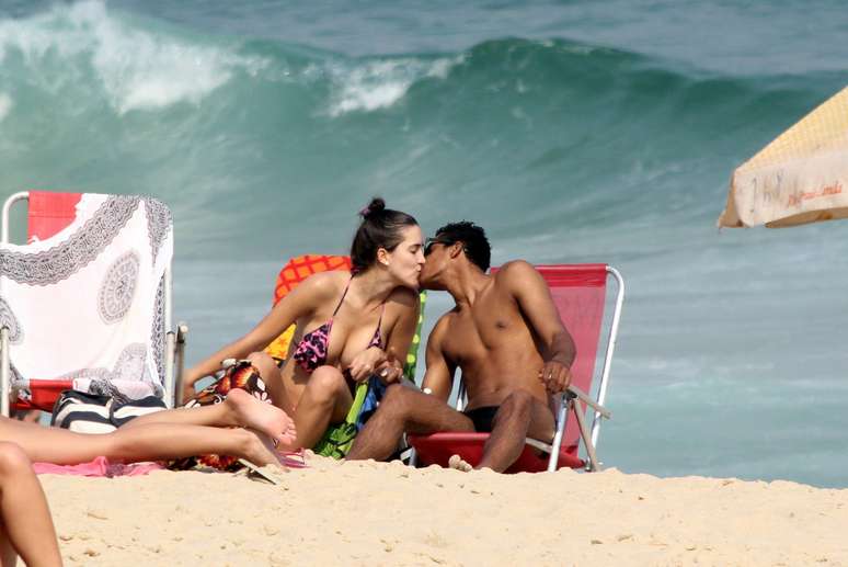 Marcello Melo Jr. e Caroline Alves na praia do Leblon