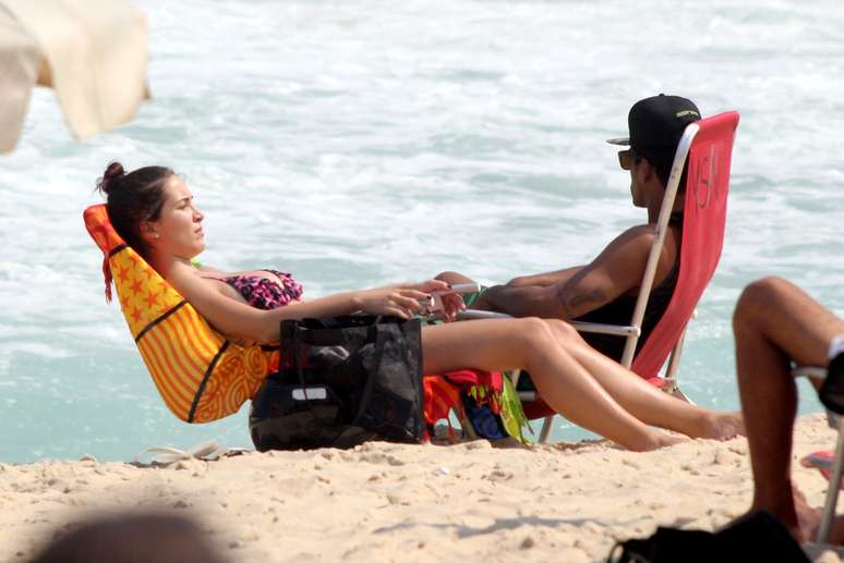 Marcello Melo Jr. e Caroline Alves na praia do Leblon