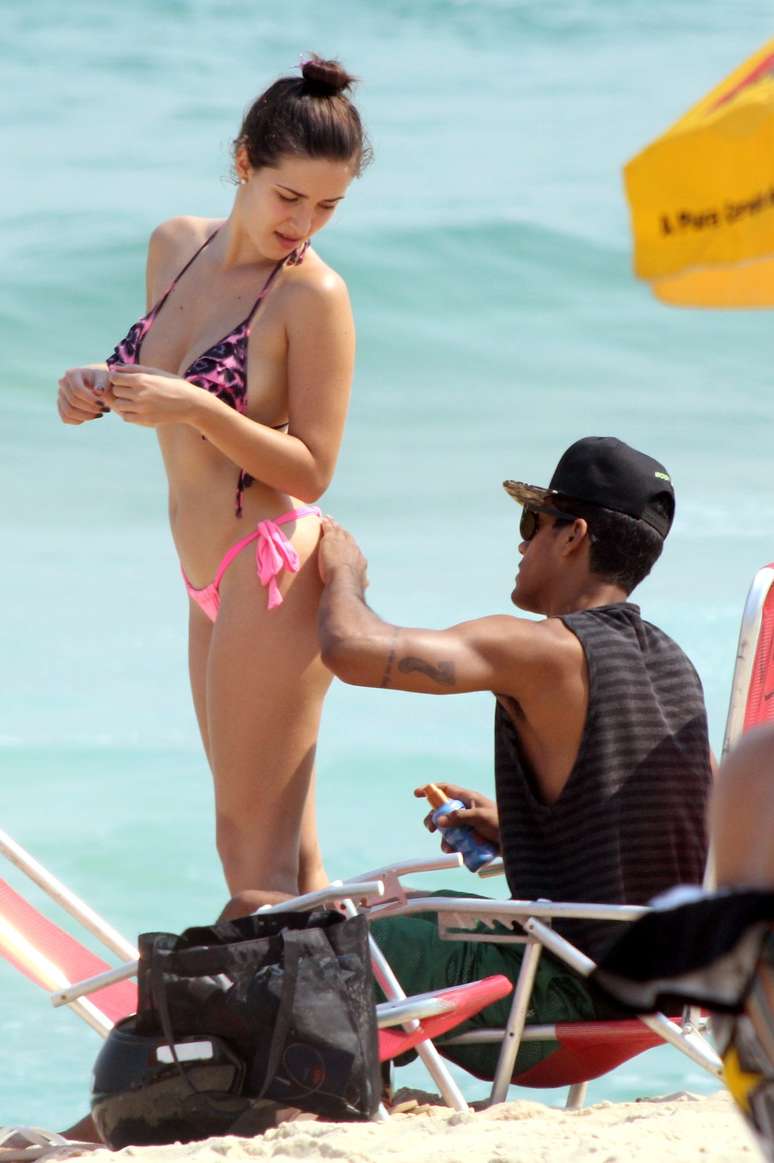 Marcello Melo Jr. e Caroline Alves na praia do Leblon