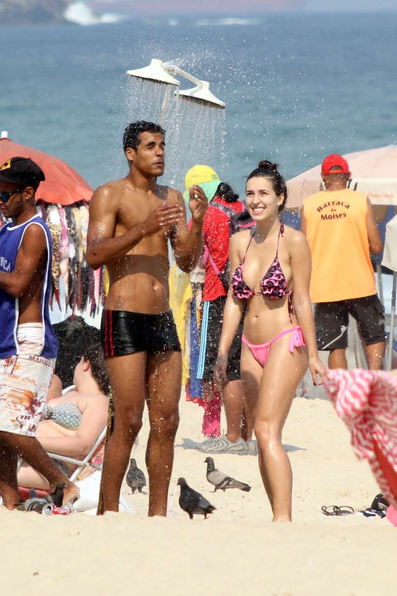 Marcello Melo Jr. e Caroline Alves na praia do Leblon