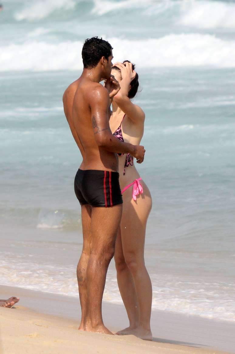Marcello Melo Jr. e Caroline Alves na praia do Leblon