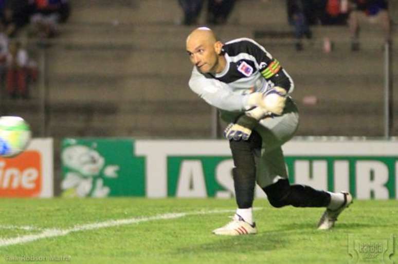 Experiente, goleiro de 38 anos deve completar 300 jogos pelo Paraná neste ano