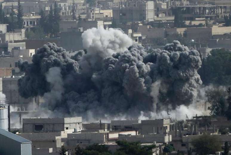 <p>Fumaça na cidade síria de Kobane, vista de perto da travessia de fronteira Turquia-Síria</p>