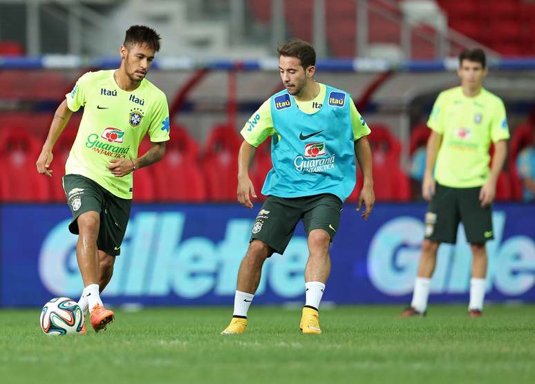 Jogadores fizeram "rachão" no Estádio Nacional de Cingapura