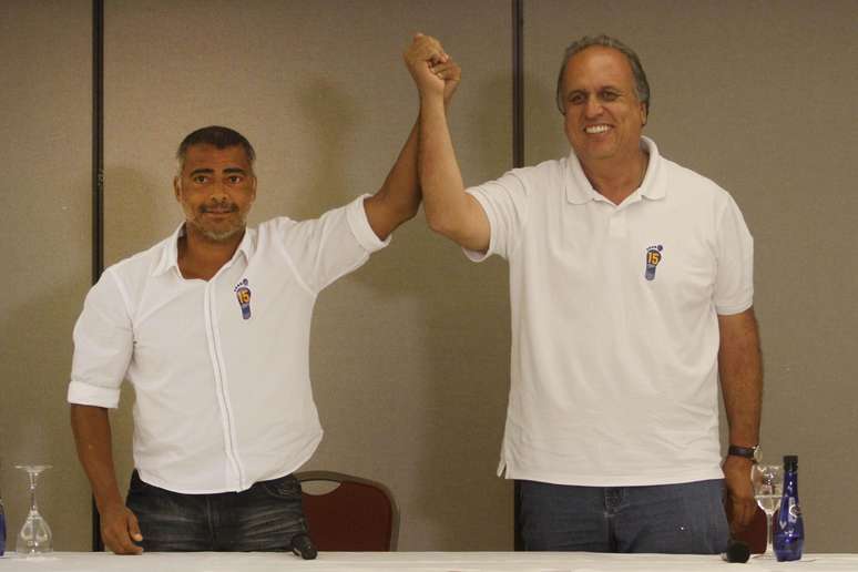 Romário e Pezão anunciam acordo de apoio para o segundo turno