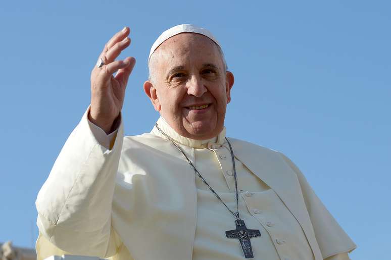 <p>Papa Francisco sa&uacute;da a multid&atilde;o antes de sua audi&ecirc;ncia geral na pra&ccedil;a de S&atilde;o Pedro, em 1&ordm; de outubro,&nbsp;no Vaticano</p>