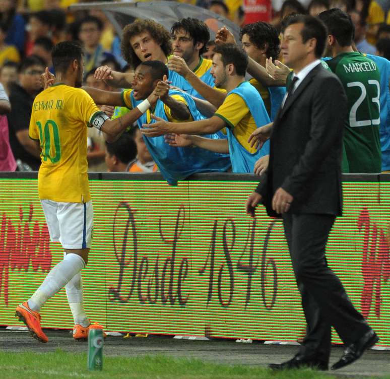 <p>Artilheiro Neymar festeja enquanto o invicto Dunga observa</p>
