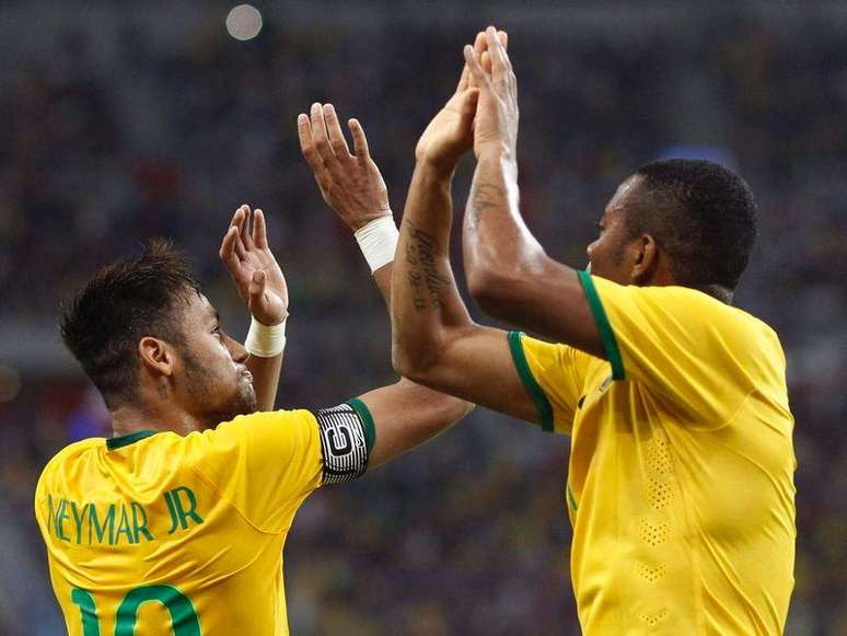 <p>Neymar e Robinho comemoram um dos gols da vitória sobre o Japão</p>