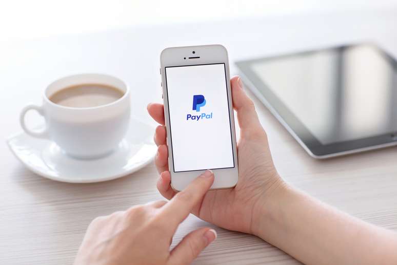 Pagamentos com cartão de crédito ou intermediadores de pagamento, como PayPal e PagSeguro, são ferramentas confiáveis que permitem o cancelamento da compra em caso de problemas