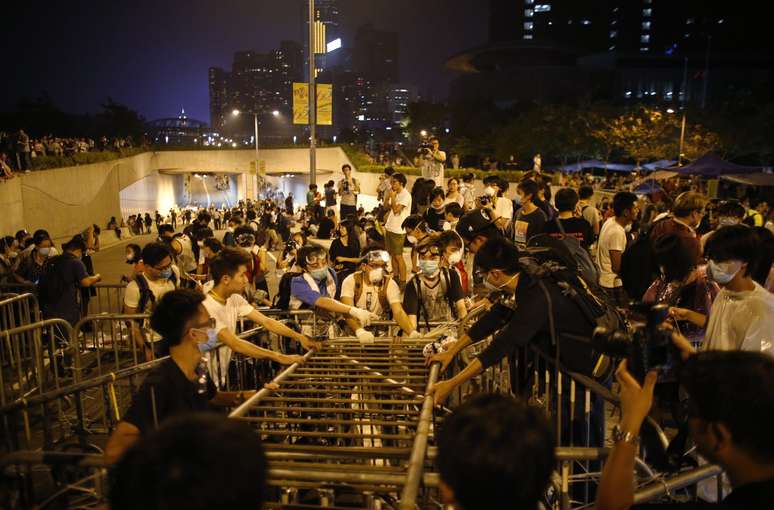 <p>Manifestantes pró-democracia construem uma barricada perto da sede do governo, em Hong Kong</p>