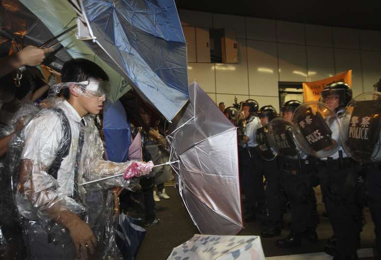 <p>Um estudante desafia a polícia dentro de um túnel bloqueado em Hong Kong</p>