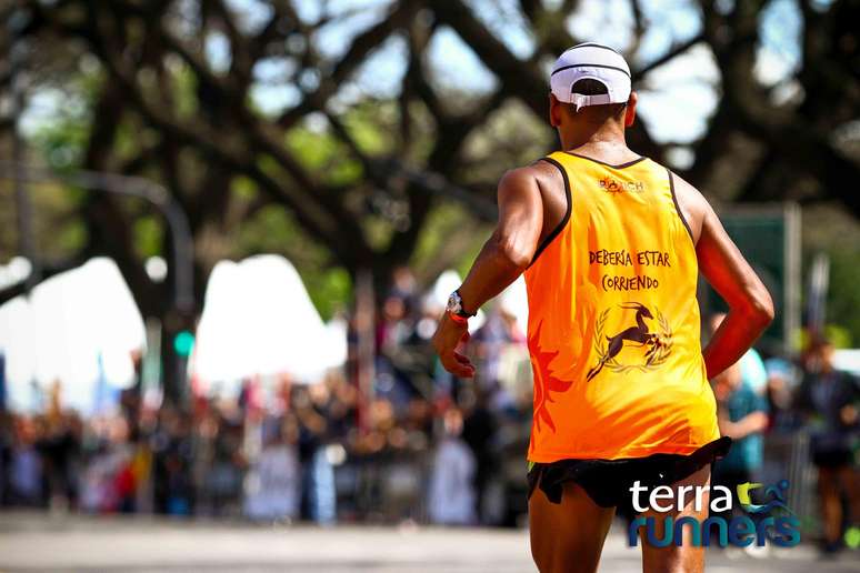 Más de 10.000 personas se dieron cita el domingo 12 de octubre a las 7:30hs para ser parte de lo que fue, hasta el momento, el maratón más convocante del país. Tras diez años de triunfos de extranjeros, esta vez fue Mariano Mastromarino, atleta marplatense, quien se consagró ganador.