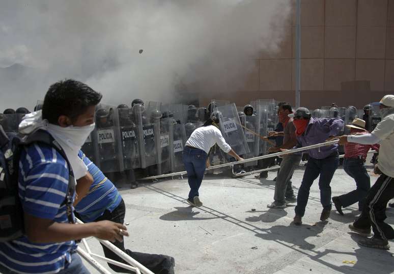 <p>Os manifestantes entraram em confronto com a polícia durante os protestos em Chilpancingo</p>
