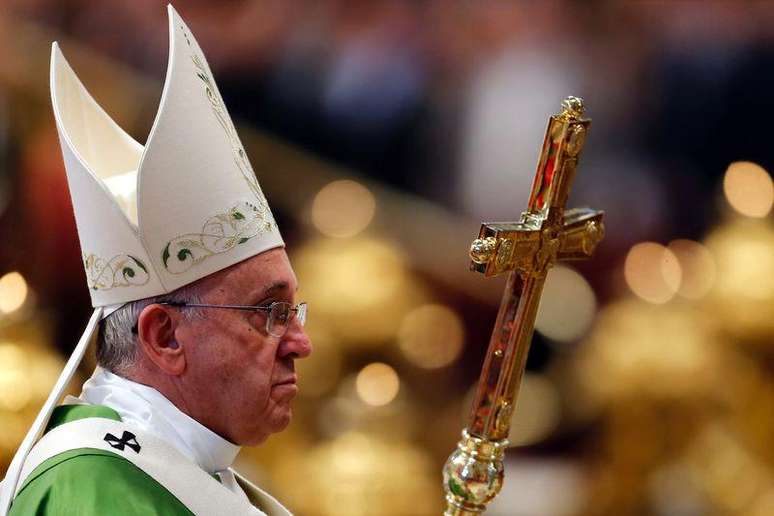 <p>Papa Francisco durante missa na Bas&iacute;lica de S&atilde;o Pedro, no Vaticano, no domingo</p>