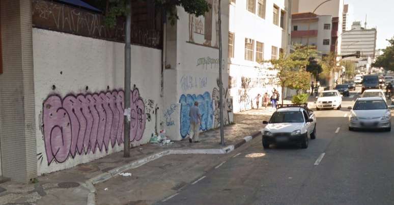 <p>Cadeirantes e pedestres s&atilde;o obrigados a passar pela rua</p>